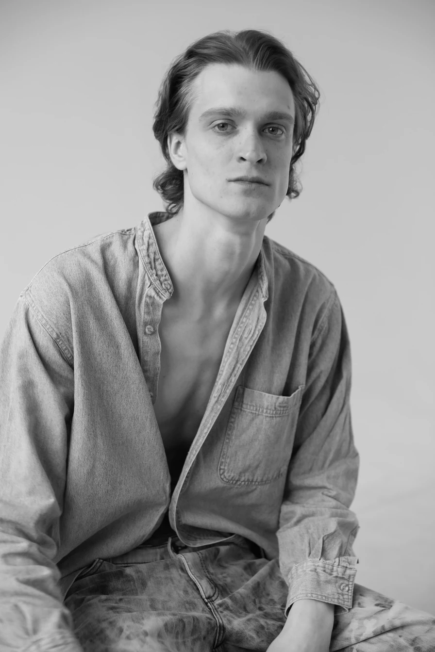 Schwarzweiß-Portrait eines männlichen Models