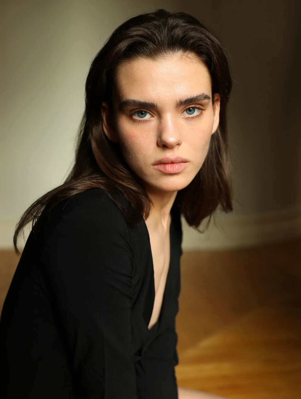 Fashion-Portrait einer Frau in schwarzem Oberteil