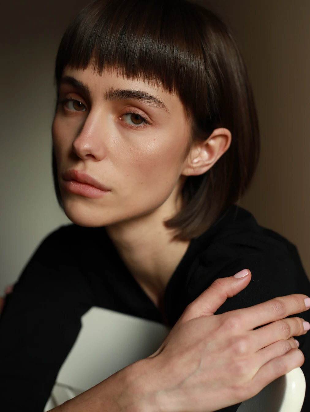 Nahes Portrait eines Models mit kurzem dunklem Haar