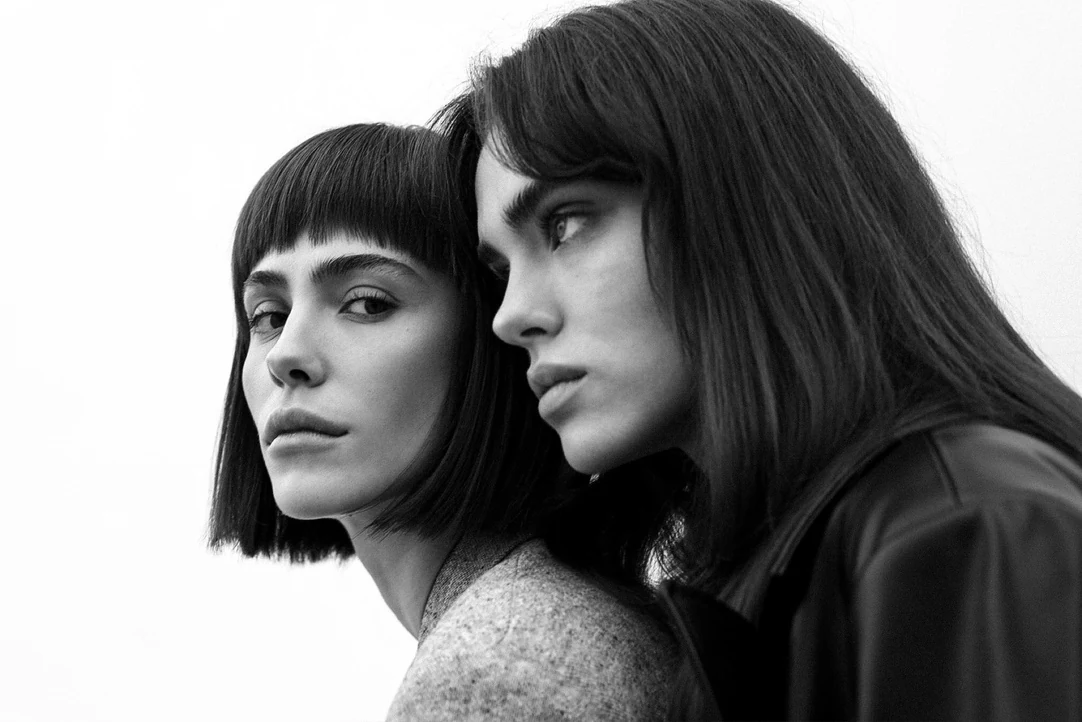 Schwarzweiß-Portrait zweier Models
